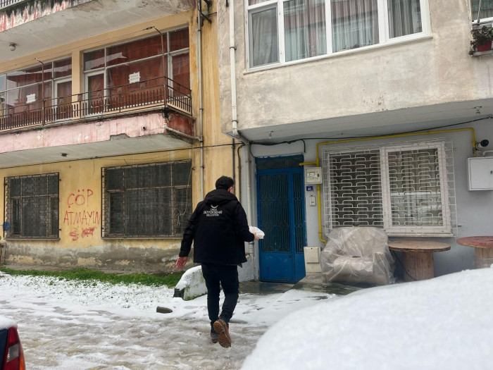 BÜYÜKŞEHİR SOĞUK KIŞ GÜNÜNDE SOFRALARI YEMEKSİZ BIRAKMIYOR