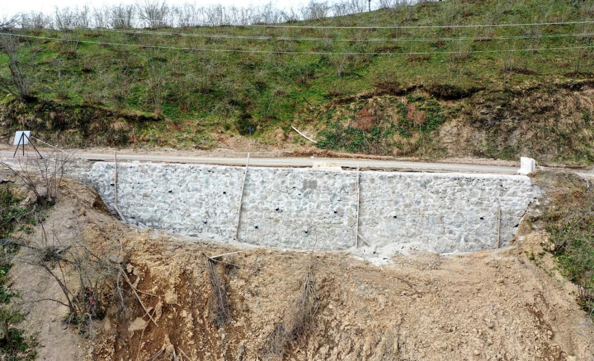GÜRGENTEPE İLÇESİNDE BAŞLATILAN TAŞ DUVAR ÇALIŞMASI TAMAMLANDI