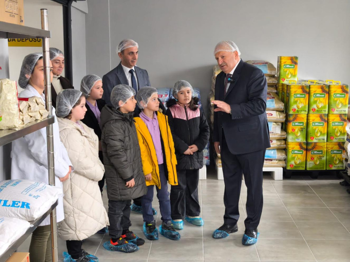 ÖĞRENCİLERDEN ÜNYE BELEDİYESİ AŞEVİ’NE ANLAMLI BAĞIŞ